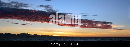 Magnifique coucher de soleil de Seascape avec silhouets de montagnes. Baie De Mossel. Afrique Du Sud. Banque D'Images