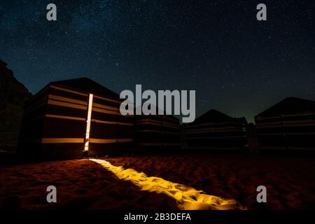 Ciel étoilé au-dessus du camp du désert à Wadi Rum, Jordanie Banque D'Images