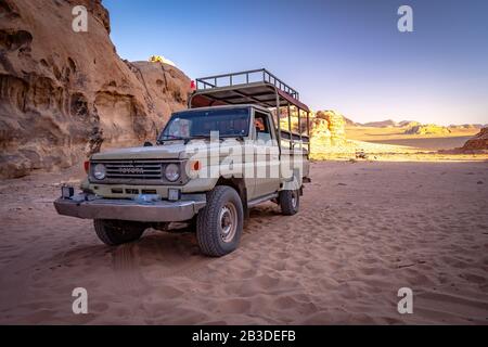 Wadi Rum, Jordanie - Vintage Toyota Land Cruiser 4 RM dans un désert Banque D'Images