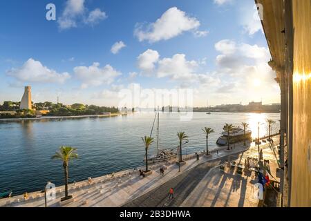 Lumière du soleil matinale sur le monument de Sailor, la baie et la promenade du bord de mer à la ville balnéaire de Brindisi, en Italie, dans la région des Pouilles. Banque D'Images