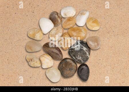 Pierres de galets rondes sur le sable de plage. Vue de dessus Banque D'Images