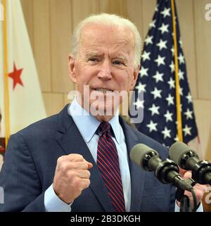 Los Angeles, États-Unis. 04 mars 2020. Le candidat démocrate à la présidence, l'ancien vice-président Joe Biden, répond à une question d'un journaliste lors d'une campagne à l'hôtel W Los Angeles de Los Angeles le mercredi 4 mars 2020. Biden est en train de se lancer dans un super mardi alors que l'ancien maire de New York, Mike Bloomberg, a annoncé aujourd'hui qu'il suspendait sa campagne. Photo de Jim Ruymen/UPI crédit: UPI/Alay Live News Banque D'Images