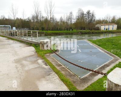 Coulon Port sur la Sèvre capitale de la Venise verte petite ville De Caractère Village en fleur a la Maison Bleue l'emblème du Marais poitevin Banque D'Images