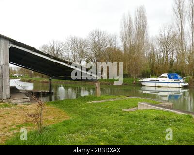 Coulon Port sur la Sèvre capitale de la Venise verte petite ville De Caractère Village en fleur a la Maison Bleue l'emblème du Marais poitevin Banque D'Images