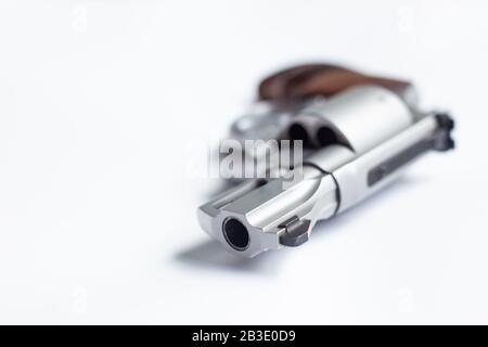 .357 .44 magnum dissimuler un pistolet revolver sur fond blanc, concept de crime Banque D'Images