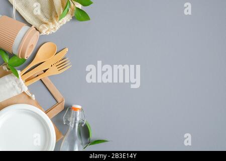 Kit de couverts écologique, tasse et bouteille, sac de produit sur fond gris. Zéro déchet, concept sans plastique. Mode de vie durable Banque D'Images