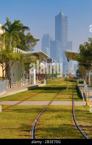 Station de tramway Penglai Pier 2 et 85 Sky Tower Hotel, Kaohsiung City, Taiwan Banque D'Images