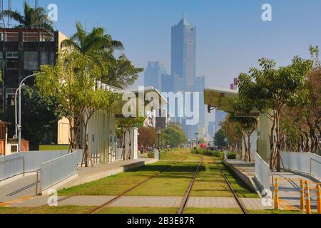 Station de tramway Penglai Pier 2 et 85 Sky Tower Hotel, Kaohsiung City, Taiwan Banque D'Images