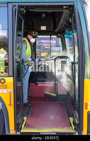 Larry Bowles, un employé de maintenance de King County Metro, applique un désinfectant avec un pulvérisateur de produits chimiques dans un autocar à la base de l'Atlantique du comté de King à Seattle le 4 mars 2020. Plus tôt dans la semaine, l'agence avait augmenté la fréquence de nettoyage de sa flotte de 1 600 autobus à une procédure quotidienne en réponse à de nouveaux coronavirus. King County Metro a maintenant mis en œuvre la méthode d'utilisation du désinfectant Virex II 256 avec un pulvérisateur de produits chimiques pour aider à protéger les passagers. Banque D'Images