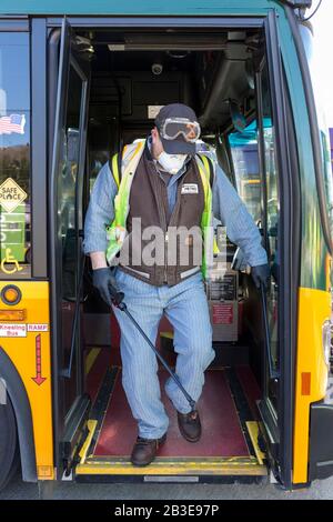 Larry Bowles, un employé de maintenance de King County Metro, applique un désinfectant avec un pulvérisateur de produits chimiques dans un autocar à la base de l'Atlantique du comté de King à Seattle le 4 mars 2020. Plus tôt dans la semaine, l'agence avait augmenté la fréquence de nettoyage de sa flotte de 1 600 autobus à une procédure quotidienne en réponse à de nouveaux coronavirus. King County Metro a maintenant mis en œuvre la méthode d'utilisation du désinfectant Virex II 256 avec un pulvérisateur de produits chimiques pour aider à protéger les passagers. Banque D'Images