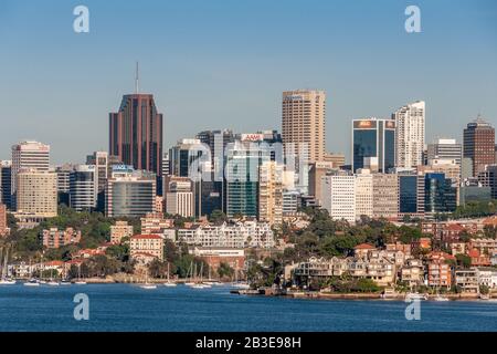 Sydney, Australie - 11 décembre 2009 : paysage urbain de North Sydney avec tours de bureaux derrière Neutral Harbour et ses yachts blancs ancrés. L Banque D'Images