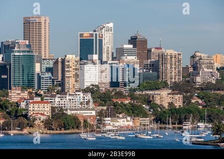 Sydney, Australie - 11 décembre 2009 : paysage urbain de North Sydney avec tours de bureaux derrière Neutral Harbour et ses yachts blancs ancrés. L Banque D'Images