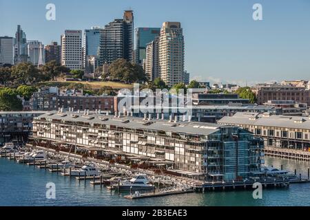 Sydney, Australie - 11 décembre 2009 : jetée de Walsh Bay avec des logements haut de gamme et des quais de bateaux privés avec des bâtiments hauts de gamme le long de Darling Harbour Under Banque D'Images