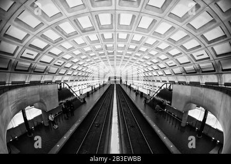 DC Metro, vue sur le tunnel dans la station vide, station de métro DuPont Circle, Washington, DC, États-Unis. Métro, métro. Banque D'Images