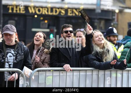 Londres, Royaume-Uni. 04 mars 2020. Les fans se réunissent pour le dévoilement de la pierre d'Amy Winehouse, en l'honneur de la chanteuse britannique de la Music Walk of Fame à Camden, dans le nord de Londres. Crédit: Sopa Images Limited/Alay Live News Banque D'Images