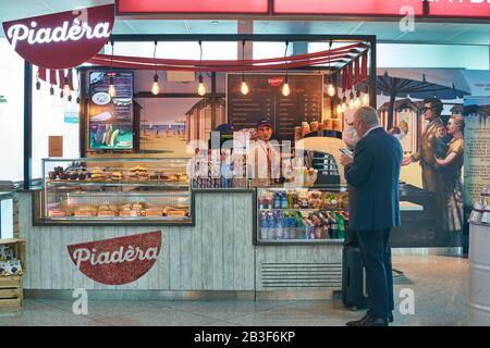 Dubaï, Émirats arabes Unis - VERS JANVIER 2019 : Piadera à l'aéroport international de Dubaï. Banque D'Images