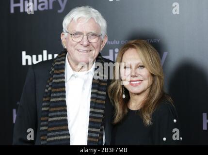 New York, États-Unis. 04 mars 2020. Phil Donahue et Marlo Thomas arrivent sur le tapis rouge à la première de New York de 'Hillary' au théâtre Directors Guild of America le mercredi 4 mars 2020 à New York. Photo de John Angelillo/UPI crédit: UPI/Alay Live News Banque D'Images