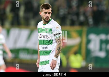 Rafal Pietrzak de Lechia vu en action lors du match polonais Ekstraklasa entre Lechia Gdansk et Legia Varsovie. ( Score Final; Lechia Gdansk 0:2 Legia Varsovie) Banque D'Images