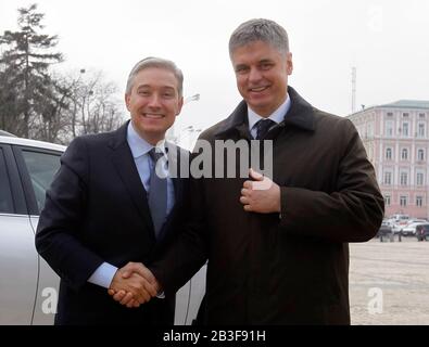 Kiev, Ukraine. 04 mars 2020. Le ministre canadien des Affaires étrangères François-Philippe Champagne (L) et le ministre ukrainien des Affaires étrangères, M. Vadim Prystaiko (R), se serrent les mains lors d'une réunion à Kiev, en Ukraine. Le ministre des Affaires étrangères du Canada François-Philip Champagne visite l'Ukraine en visite de travail les 4 et 6 mars 2020. Crédit: Sopa Images Limited/Alay Live News Banque D'Images