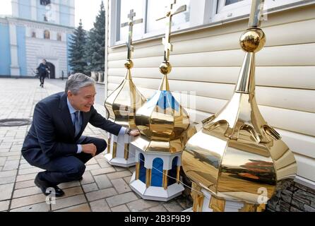 Kiev, Ukraine. 04 mars 2020. Le ministre canadien des Affaires étrangères François-Philippe Champagne regarde les dômes de l'église, à côté de la cathédrale Saint-Michel de la Domée d'or à Kiev, en Ukraine. Le ministre des Affaires étrangères du Canada François-Philip Champagne visite l'Ukraine en visite de travail les 4 et 6 mars 2020. Crédit: Sopa Images Limited/Alay Live News Banque D'Images