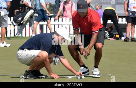 Orlando, États-Unis. 04 mars 2020. Le golfeur professionnel américain Harold Varner III (à droite) et le caddie Ray Farnell s'exercent sur le vert d'entraînement pendant le tour pro-am à l'invitation Arnold Palmer présentée par Mastercard au Bay Hill Club & Lodge. Crédit: Sopa Images Limited/Alay Live News Banque D'Images