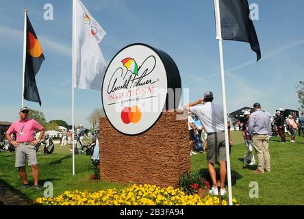 Orlando, États-Unis. 04 mars 2020. Les golfeurs s'exercent sur le vert d'exercice pendant le tour pro-Am à l'invitation Arnold Palmer présentée par Mastercard au Bay Hill Club & Lodge. Crédit: Sopa Images Limited/Alay Live News Banque D'Images