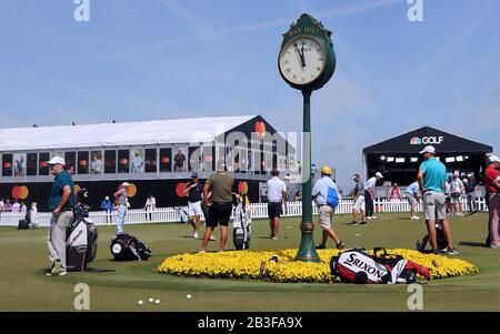 Orlando, États-Unis. 04 mars 2020. Les golfeurs s'exercent sur le vert d'exercice pendant le tour pro-Am à l'invitation Arnold Palmer présentée par Mastercard au Bay Hill Club & Lodge. Crédit: Sopa Images Limited/Alay Live News Banque D'Images