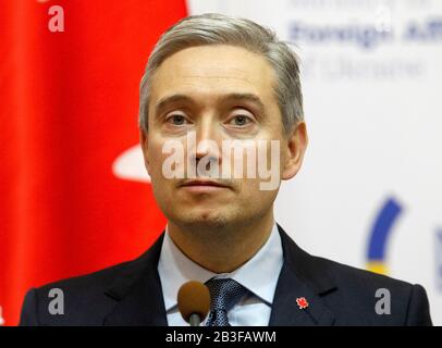 Kiev, Ukraine. 04 mars 2020. Le ministre canadien des Affaires étrangères, François-Philippe Champagne, a pris la parole lors d'une conférence de presse conjointe avec le ministre ukrainien des Affaires étrangères, M. Vadim Prystaiko (non vu), à Kiev, en Ukraine. Le ministre des Affaires étrangères du Canada François-Philip Champagne visite l'Ukraine en visite de travail les 4 et 6 mars 2020. Crédit: Sopa Images Limited/Alay Live News Banque D'Images