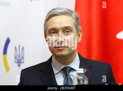 Kiev, Ukraine. 04 mars 2020. Le ministre canadien des Affaires étrangères François-Philippe Champagne sourit lors d'une conférence de presse conjointe avec le ministre ukrainien des Affaires étrangères, M. Vadim Prystaiko (non vu), à Kiev, en Ukraine. Le ministre des Affaires étrangères du Canada François-Philip Champagne visite l'Ukraine en visite de travail les 4 et 6 mars 2020. Crédit: Sopa Images Limited/Alay Live News Banque D'Images
