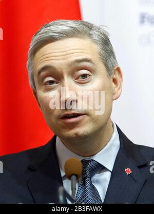 Kiev, Ukraine. 04 mars 2020. Le ministre canadien des Affaires étrangères, François-Philippe Champagne, a pris la parole lors d'une conférence de presse conjointe avec le ministre ukrainien des Affaires étrangères, M. Vadim Prystaiko (non vu), à Kiev, en Ukraine. Le ministre des Affaires étrangères du Canada François-Philip Champagne visite l'Ukraine en visite de travail les 4 et 6 mars 2020. Crédit: Sopa Images Limited/Alay Live News Banque D'Images
