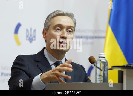 Kiev, Ukraine. 04 mars 2020. Le ministre canadien des Affaires étrangères, François-Philippe Champagne, a pris la parole lors d'une conférence de presse conjointe avec le ministre ukrainien des Affaires étrangères, M. Vadim Prystaiko (non vu), à Kiev, en Ukraine. Le ministre des Affaires étrangères du Canada François-Philip Champagne visite l'Ukraine en visite de travail les 4 et 6 mars 2020. Crédit: Sopa Images Limited/Alay Live News Banque D'Images