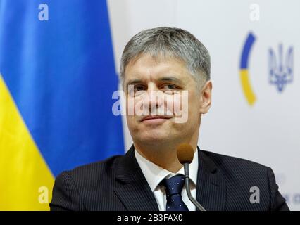 Kiev, Ukraine. 04 mars 2020. Le ministre ukrainien des Affaires étrangères, M. Vadim Prystaiko, sourit lors d'une conférence de presse conjointe avec le ministre canadien des Affaires étrangères, M. Francois-Philippe Champagne (non vu), à Kiev, en Ukraine. Le ministre des Affaires étrangères du Canada François-Philip Champagne visite l'Ukraine en visite de travail les 4 et 6 mars 2020. Crédit: Sopa Images Limited/Alay Live News Banque D'Images