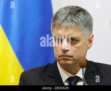 Kiev, Ukraine. 04 mars 2020. Le ministre ukrainien des Affaires étrangères, M. Vadim Prystaiko, s'est exprimé lors d'une conférence de presse conjointe avec le ministre canadien des Affaires étrangères, M. François-Philippe Champagne (non vu), à Kiev, en Ukraine. Le ministre des Affaires étrangères du Canada François-Philip Champagne visite l'Ukraine en visite de travail les 4 et 6 mars 2020. Crédit: Sopa Images Limited/Alay Live News Banque D'Images