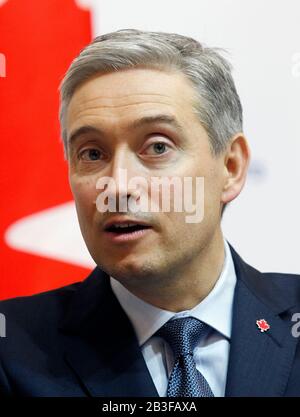 Kiev, Ukraine. 04 mars 2020. Le ministre canadien des Affaires étrangères, François-Philippe Champagne, a pris la parole lors d'une conférence de presse conjointe avec le ministre ukrainien des Affaires étrangères, M. Vadim Prystaiko (non vu), à Kiev, en Ukraine. Le ministre des Affaires étrangères du Canada François-Philip Champagne visite l'Ukraine en visite de travail les 4 et 6 mars 2020. Crédit: Sopa Images Limited/Alay Live News Banque D'Images