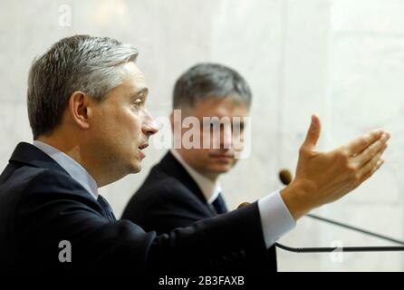 Kiev, Ukraine. 04 mars 2020. Le ministre canadien des Affaires étrangères François-Philippe Champagne (L) et le ministre ukrainien des Affaires étrangères Vadim Prystaiko (R) participent à une conférence de presse conjointe à Kiev, en Ukraine. Le ministre des Affaires étrangères du Canada François-Philip Champagne visite l'Ukraine en visite de travail les 4 et 6 mars 2020. Crédit: Sopa Images Limited/Alay Live News Banque D'Images