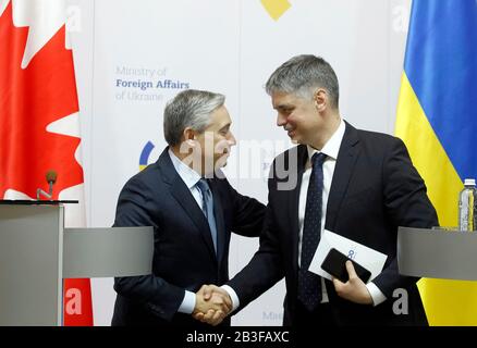 Kiev, Ukraine. 04 mars 2020. Le ministre canadien des Affaires étrangères François-Philippe Champagne (L) et le ministre ukrainien des Affaires étrangères Vadim Prystaiko (R) se serrent les mains après une conférence de presse conjointe à Kiev, en Ukraine. Le ministre des Affaires étrangères du Canada François-Philip Champagne visite l'Ukraine en visite de travail les 4 et 6 mars 2020. Crédit: Sopa Images Limited/Alay Live News Banque D'Images