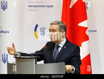 Kiev, Ukraine. 04 mars 2020. Le ministre canadien des Affaires étrangères, François-Philippe Champagne, a pris la parole lors d'une conférence de presse conjointe avec le ministre ukrainien des Affaires étrangères, M. Vadim Prystaiko (non vu), à Kiev, en Ukraine. Le ministre des Affaires étrangères du Canada François-Philip Champagne visite l'Ukraine en visite de travail les 4 et 6 mars 2020. Crédit: Sopa Images Limited/Alay Live News Banque D'Images