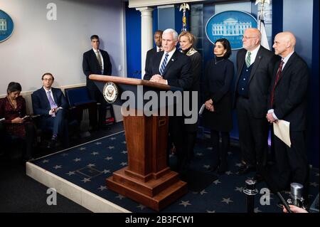 Washington, États-Unis. 04 mars 2020. Le vice-président Mike Pence s'est exprimé lors de la conférence de presse du Groupe de travail sur le coronavirus. Crédit: Sopa Images Limited/Alay Live News Banque D'Images