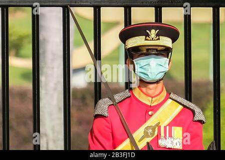 Kuala Lumpur, Malaisie. 01 mars 2020. Une Garde royale malaisienne a vu porter un masque de protection en raison de l'éclosion de coronavirus COVID-19 alors qu'il est garde à l'extérieur du palais national de Malaisie. Crédit: Sopa Images Limited/Alay Live News Banque D'Images