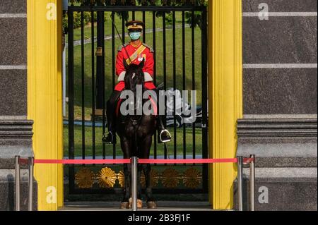 Kuala Lumpur, Malaisie. 01 mars 2020. Une Garde royale malaisienne a vu porter un masque de protection en raison de l'éclosion de coronavirus COVID-19 alors qu'il est garde sur son cheval à l'extérieur du Palais national de Malaisie. Crédit: Sopa Images Limited/Alay Live News Banque D'Images