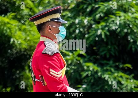 Kuala Lumpur, Malaisie. 01 mars 2020. Une Garde royale malaisienne a vu porter un masque de protection en raison de l'éclosion de coronavirus COVID-19 alors qu'il est garde à l'extérieur du palais national de Malaisie. Crédit: Sopa Images Limited/Alay Live News Banque D'Images