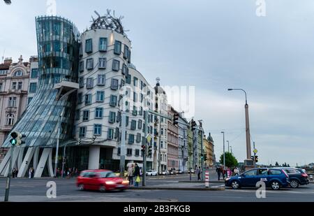 Prague, République Tchèque 15 Mai 2015 : Célèbre Dancing House À Prague, République Tchèque Banque D'Images