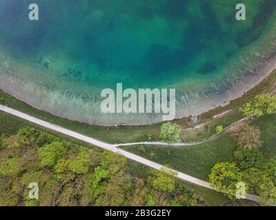 Vue aérienne sur le lac, vue sur le dessus, arrière-plan incroyable de la nature.la couleur de l'eau avec des arbres à proximité. Banque D'Images