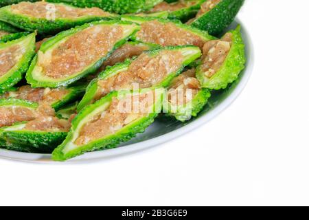 Amer tas avec l'ail et de porc farci hack ingrédient poivre noir en plaque sur fond blanc. légumes herb nourrissent l'organisme de santé. Thai Banque D'Images