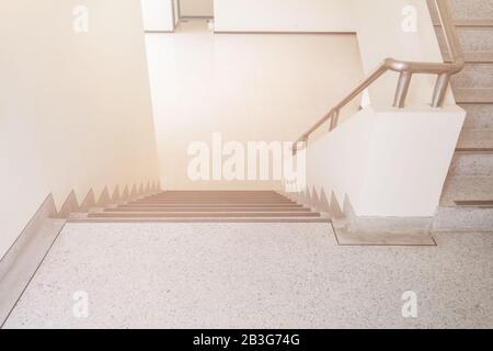 escaliers passerelle en terrazzo plancher dans le bâtiment intérieur Banque D'Images