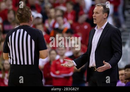 Madison, WI, États-Unis. 4 mars 2020. Chris Collins, entraîneur-chef du nord-ouest, parle avec un responsable lors du match de basket-ball de la NCAA entre les Wildcats du nord-ouest et les Badgers du Wisconsin au Kohl Center à Madison, EN WI. John Fisher/Csm/Alay Live News Banque D'Images