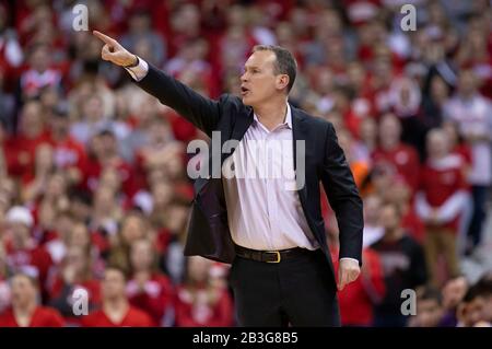 Madison, WI, États-Unis. 4 mars 2020. Chris Collins, entraîneur-chef du nord-ouest, joue pendant le match de basket-ball de la NCAA entre les Wildcats du nord-ouest et les Badgers du Wisconsin au Kohl Center de Madison, EN WI. John Fisher/Csm/Alay Live News Banque D'Images