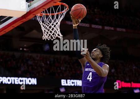 Madison, WI, États-Unis. 4 mars 2020. Northwestern Wildcats forward Jared Jones #4 scores lors du match de basket-ball NCAA entre les Wildcats du Nord-Ouest et les Badgers du Wisconsin au Kohl Center de Madison, WI. John Fisher/Csm/Alay Live News Banque D'Images