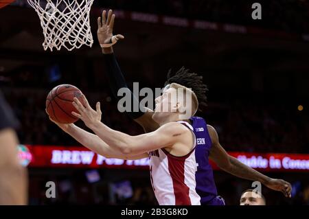 Madison, WI, États-Unis. 4 mars 2020. Wisconsin Badgers Guard Brevin Pritzl #1 scores aller au panier pendant le match de basket-ball NCAA entre les Wildcats du Nord-Ouest et les Badgers du Wisconsin au Kohl Center à Madison, WI. John Fisher/Csm/Alay Live News Banque D'Images