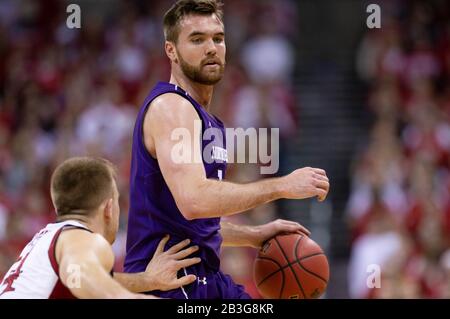 Madison, WI, États-Unis. 4 mars 2020. Garde des Wildcats du nord-ouest Pat Spencer #12 en action pendant le match de basket-ball de la NCAA entre les Wildcats du nord-ouest et les Badgers du Wisconsin au Kohl Center à Madison, WI. John Fisher/Csm/Alay Live News Banque D'Images